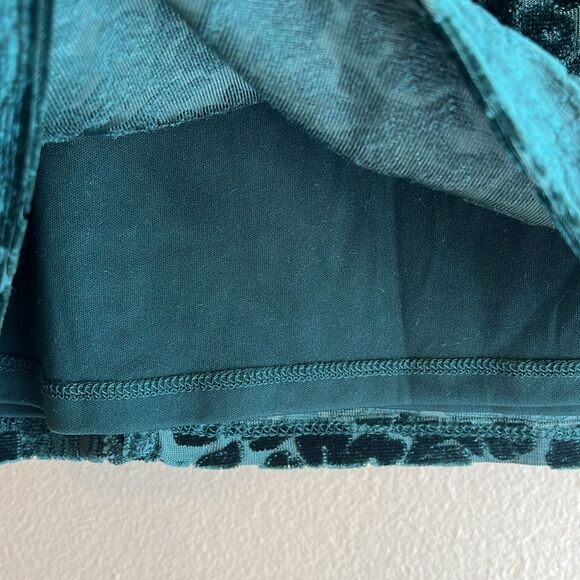 NWT Juniors Live to be Spoiled Green Velvet Burnout Jacquard Mini Skirt Small - Picture 7 of 11
